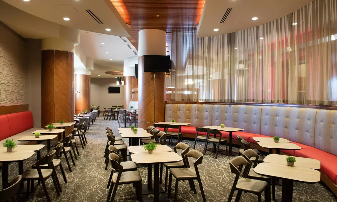 Hotel Stay w/ Rooftop Pool & Breakfast. Minutes From The Strip