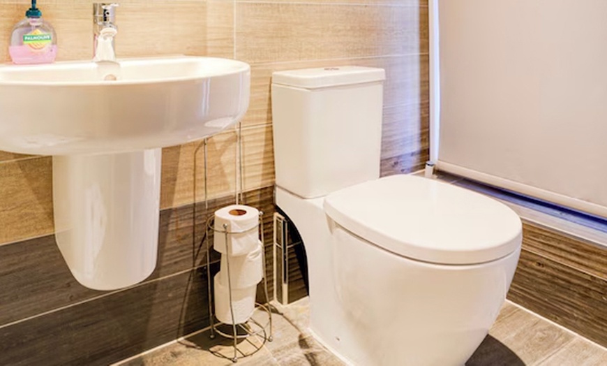 Image 6: London: Standard / Superior Double Room for Two with Breakfast