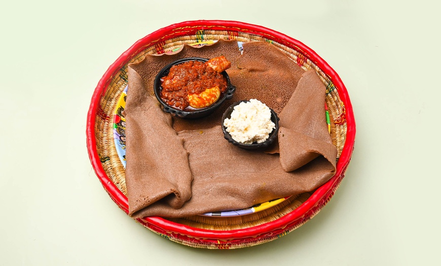 Image 4: Äthiopischer Zwei-Gänge-Genuss: Vorspeise & Enat Teller nach Wahl