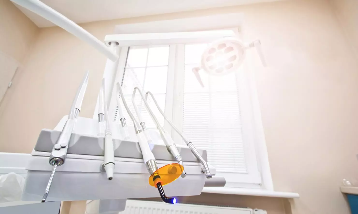 Limpieza bucal con revisión y pulido, y opción a blanqueamiento led