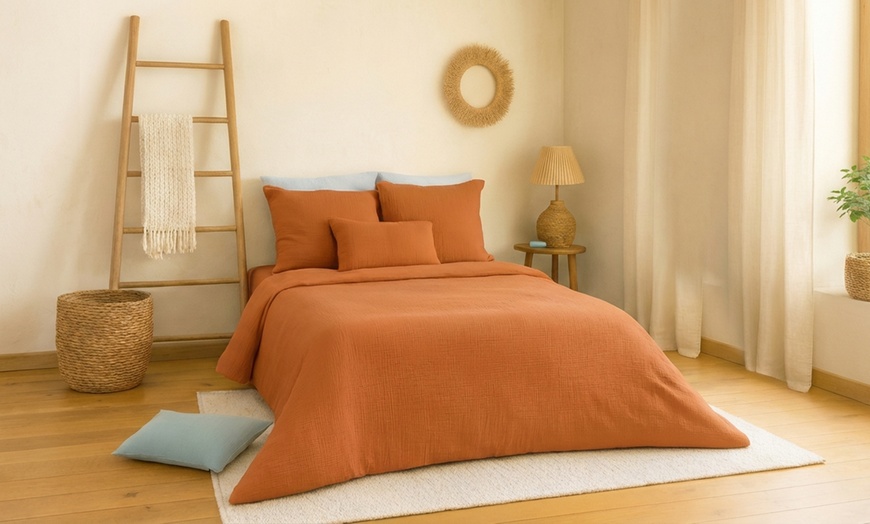 Image 7: 100% Cotton Gauze Reversible Bedding Set