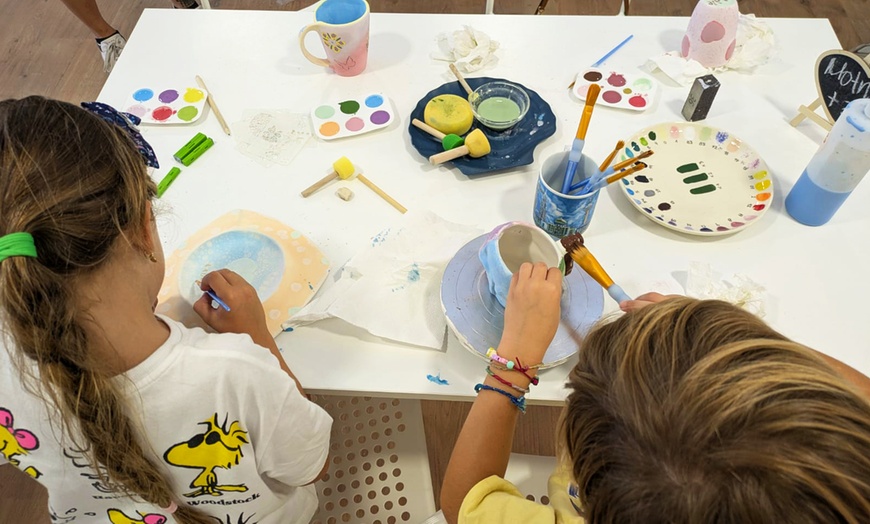 Image 1: Talleres de pintura en cerámica con opción a bebida para 1 o 2