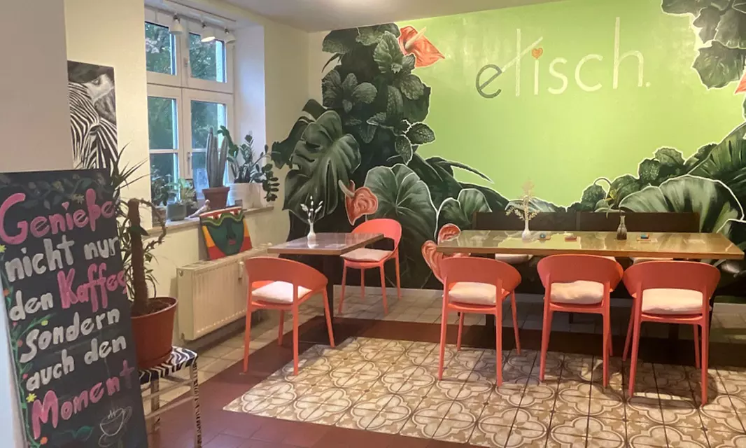 Hausgemachter Spinat-Börek mit Beilagen und Kuchen für 1 Person