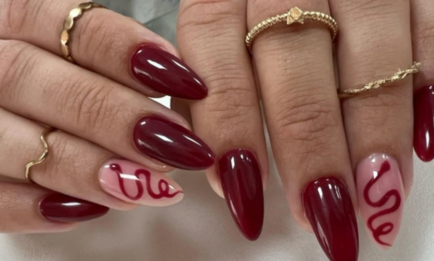 Image 8: Manicura o pedicura clásica o semipermanente con esmaltado OPI 