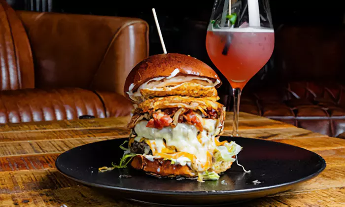 Burger nach Wahl inkl. Belgische Fries für 1, 2, 4 oder 6 Pers. - Geschmack pur & beste Zutaten (bis 29% sparen) - Primary Image