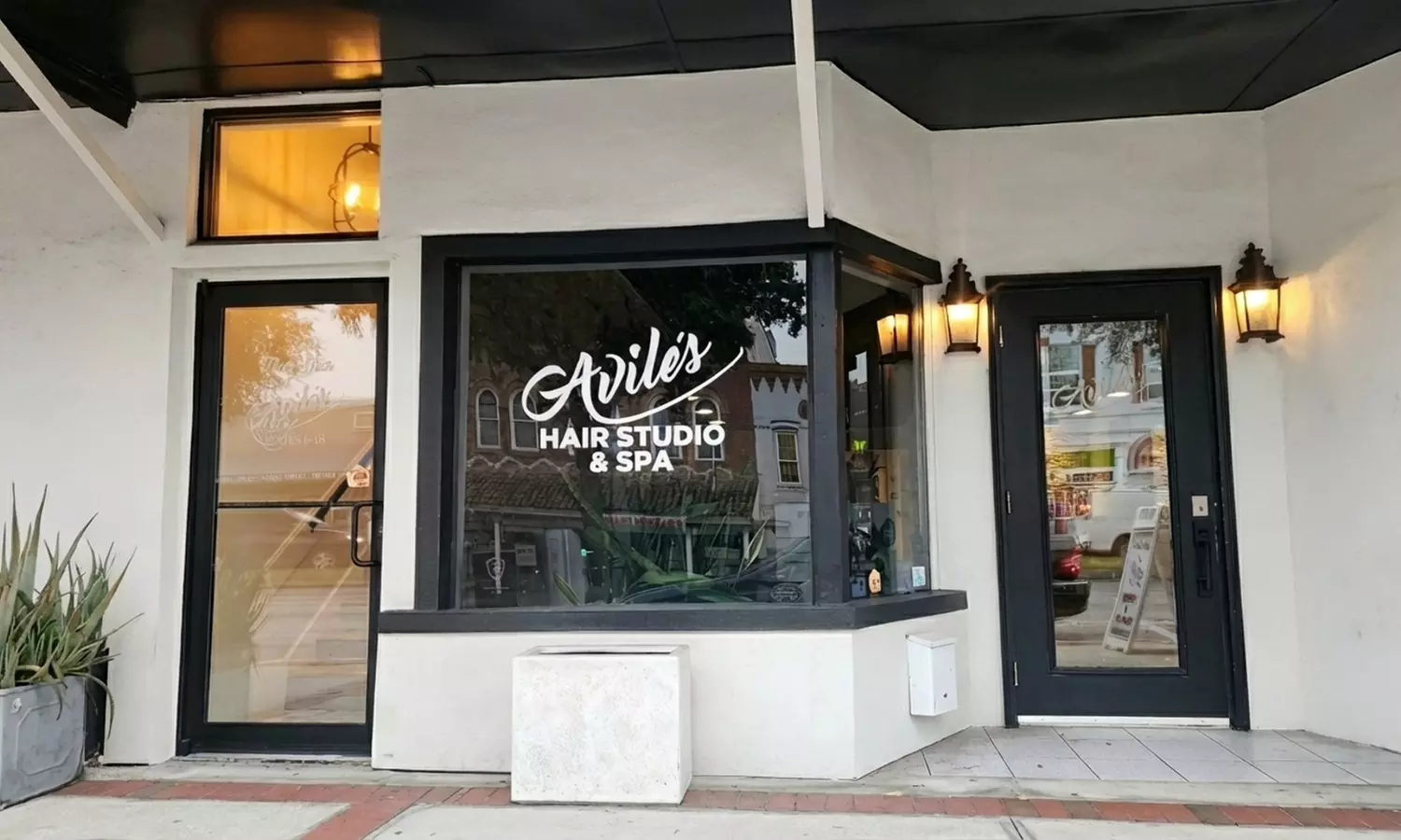 Enhance Your Eyes: Full Sets of Effortless, Hybrid, or Ultimate Lashes