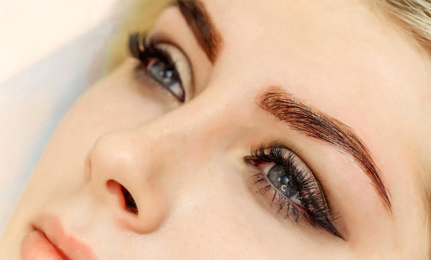 Image 9: Rasgos definidos: micropigmentación capilar, de cejas o labios