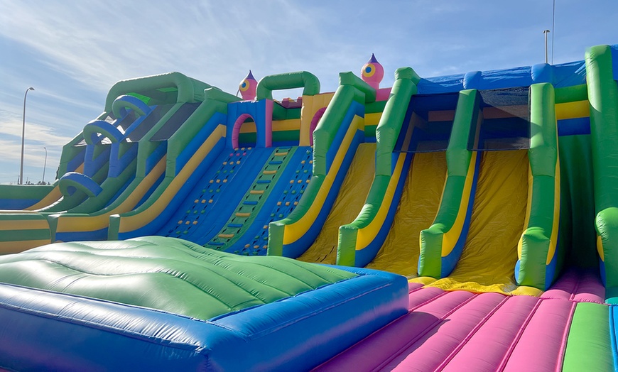 Image 2: Parque WOW de hinchables: entrada con fecha a elegir para 1 persona