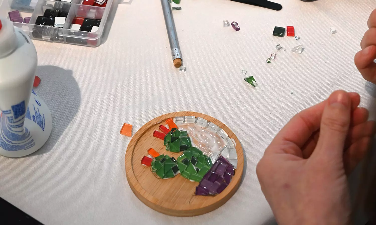 Taller de posavasos de mosaico en galería de arte en Madrid centro