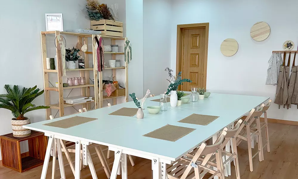 Taller "Arte en maceta y vino" de 2 horas con materiales y picoteo para 1, 2 o 4 personas; ahorra hasta un 10% - Second Medium