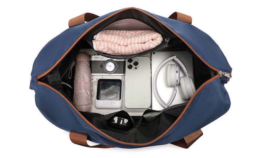 Image 12: Set de viaje azul marino con maleta rígida, bolsa de mano y neceser