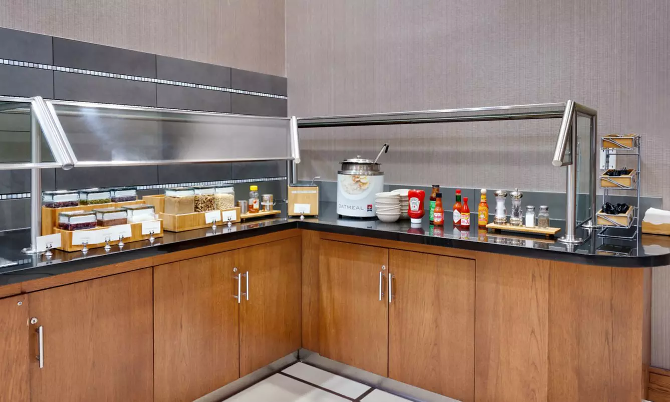 Hotel Stay w/ Rooftop Pool & Breakfast. Minutes From The Strip