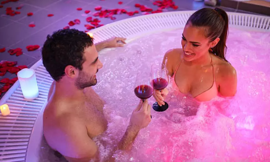 Image 1: Spa privado en pareja con cóctel o botella de cava y bombones 