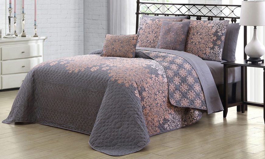 Medallion Quilt Set with Sheet Set and Throw Pillows (7- or 9-Piece ...