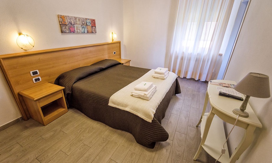 Image 4: Cinque Terre : chambre double avec petit-déjeuner ou demi-pension