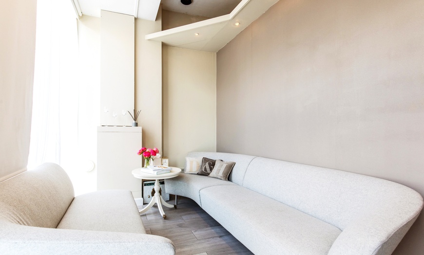 Image 5: Relaxing 60 minute Head & Foot Spa / Deluxe Pamper Package