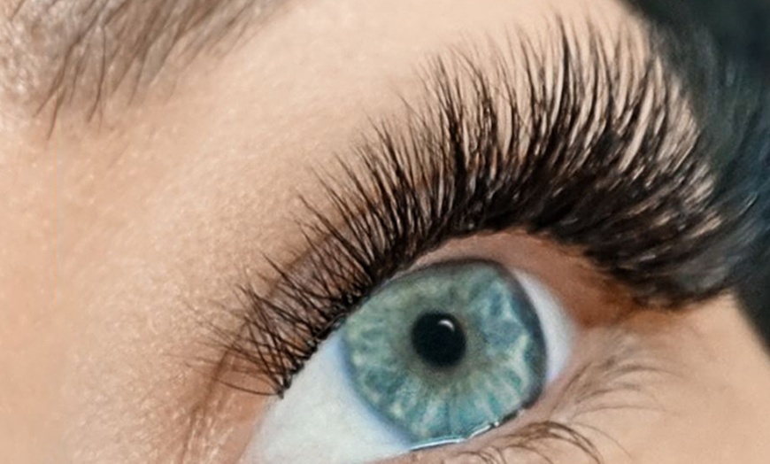 Image 5: Wimpernverlängerung mit 1:1-, Volumen- oder Mega-Volumen-Technik 