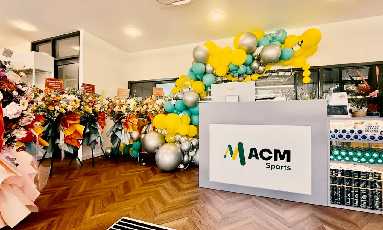 Enjoy On or Off Peak 1 or 2 Hour Badminton Court Hire + 2 Complementary Rackets for 2 or 4 people (Up to 50%Off) - Image 6