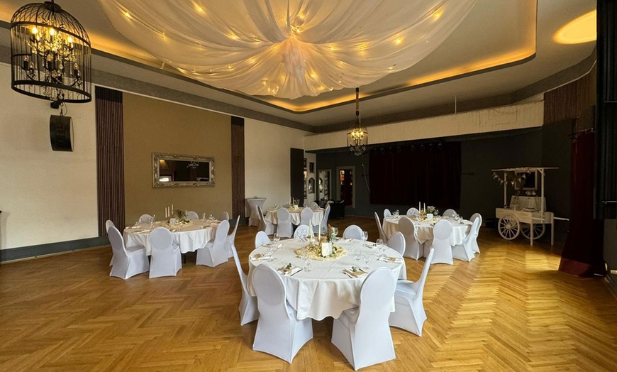 Image 4: Ticket: Faszinierendes Show Dinner inkl. 3-Gänge-Menü, Show & Getränk