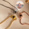 Image 5: 1 o 2 pulseras con proyección de fotos personalizable