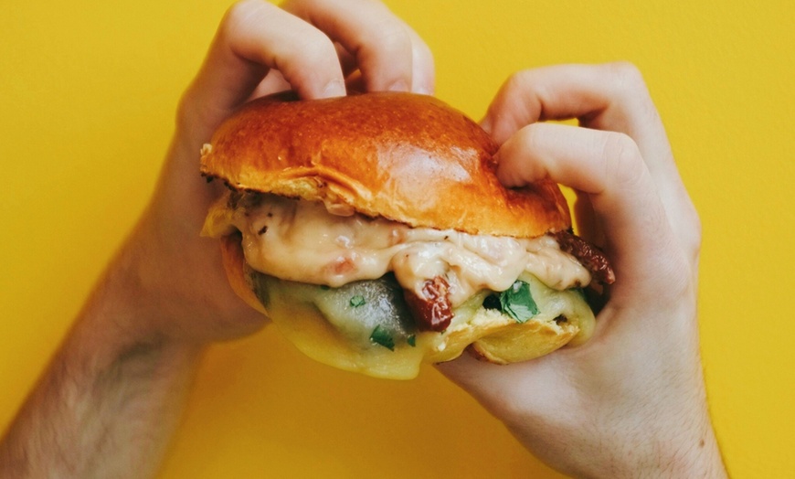 Image 1: Hamburguesas y entrantes para 2 o 4 personas 