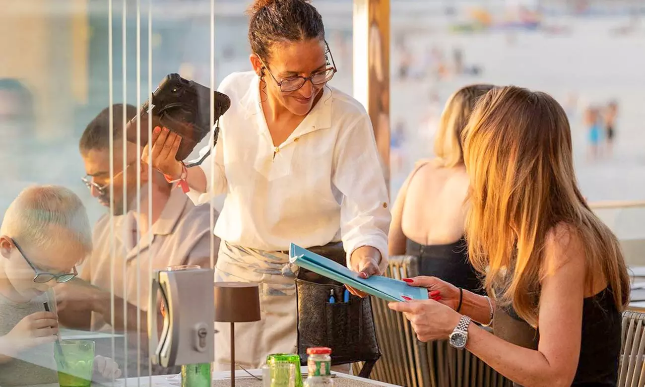 Menú mediterráneo para 2 o 4 con postres y vino con vistas al mar