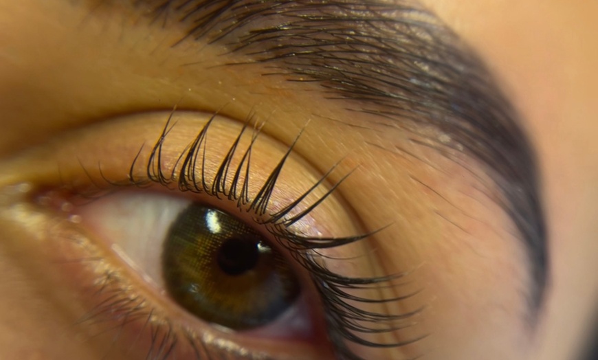 Image 6: Rehaussement de cils et brow lift