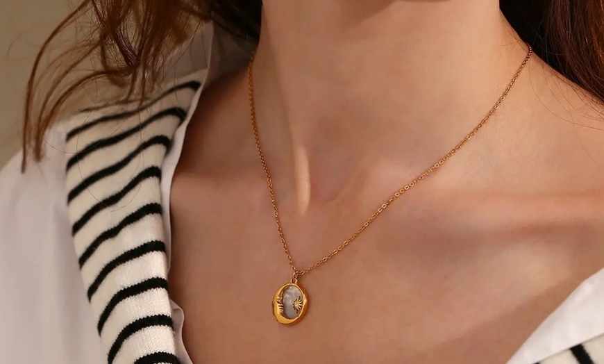 Image 1: Collar chapado en oro de 18K con colgante de luna de perla