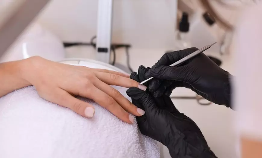 Image 6: Sesión de manicura y/o pedicura con esmaltado normal o semipermanente