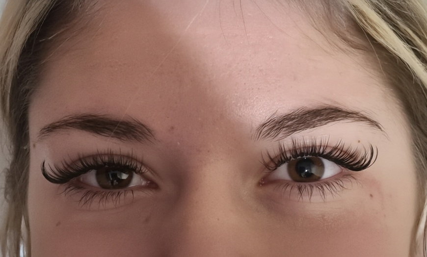 Image 5: Une séance de Browlift et/ou pose d'extensions volume russe