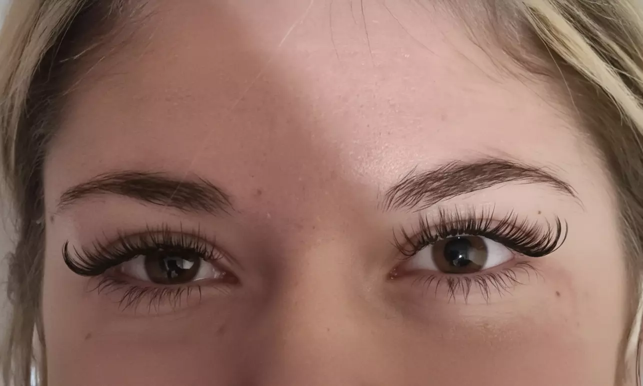 Une séance de Browlift et/ou pose d'extensions volume russe