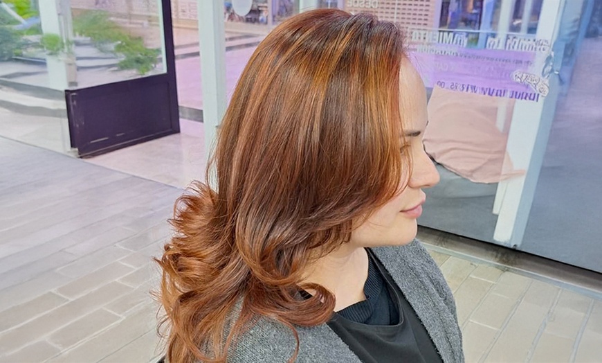 Image 2: Sesión de peluquería con tratamientos a elegir para 1 persona