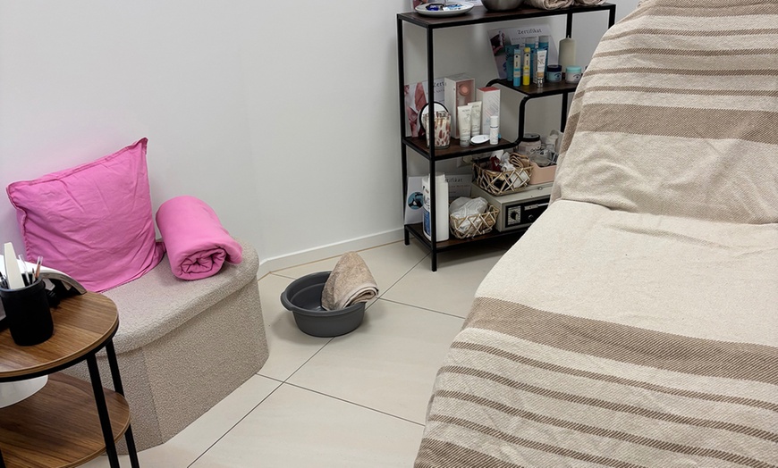 Image 3: Klassische Mani- und / oder Pediküre mit Shellac in Wunschfarbe