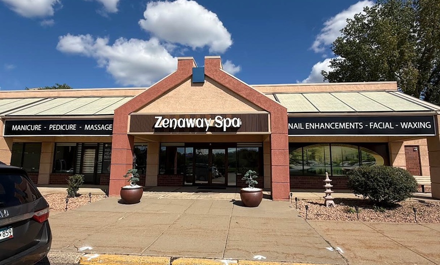 Image 2: 60- or 90-Min Couples Massage with Hot Towels + Foot Detox