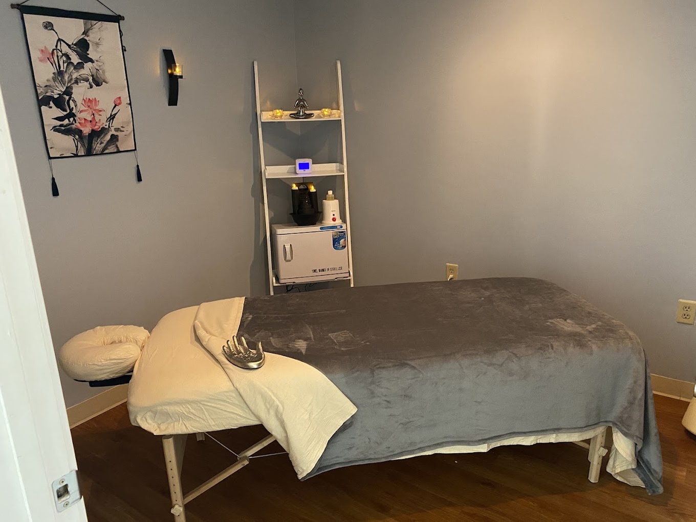 60-minute massage session in a cozy room