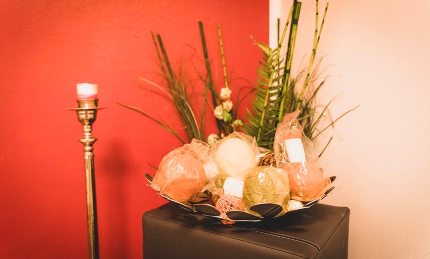 Image 4: 30-60 Min. Kräuterstempel-Massage für 1 Person