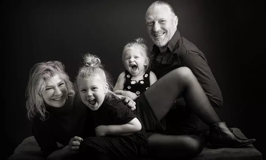 Image 7: Professionele groepsfotoshoot tot 15 personen in huiselijke studio