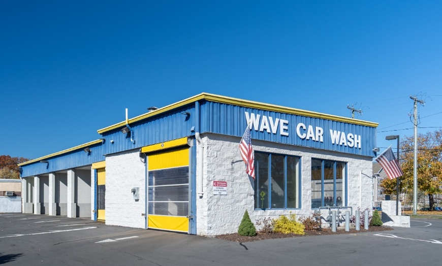 Image 1: Car Wash Packages (5 Car Washes / 1 Month)