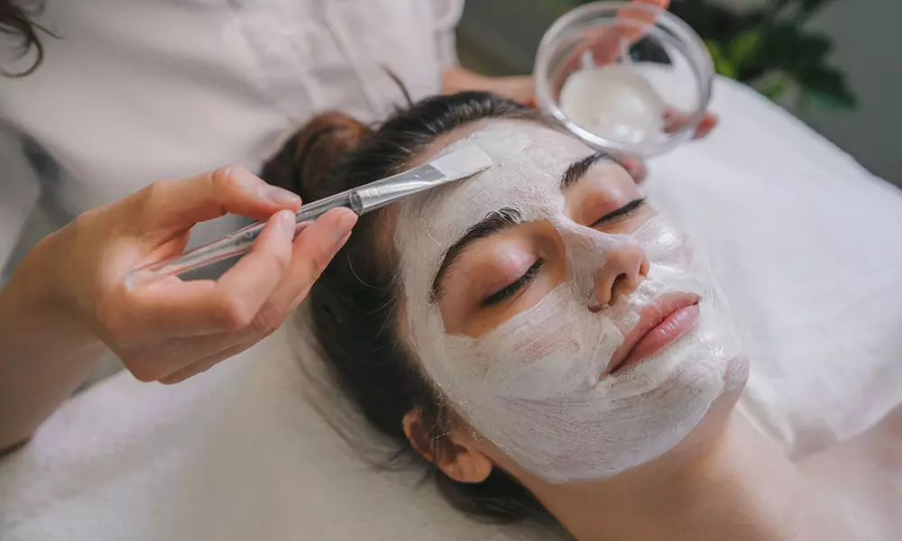 Bis zu 60 Min. Gesichtsbehandlung nach Wahl inkl. Maske für 1-2 Pers.