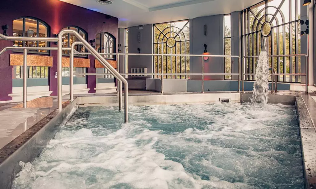 Buckinghamshire: King Room with Breakfast, Dinner & Late Check-Out