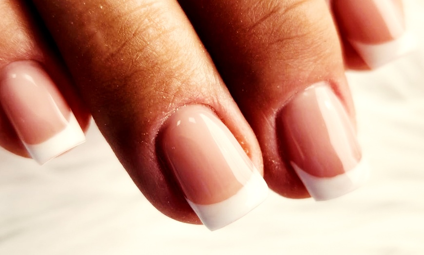 Image 1: Manicura y pedicura tradicional, semipermanente o gel con esmalte 