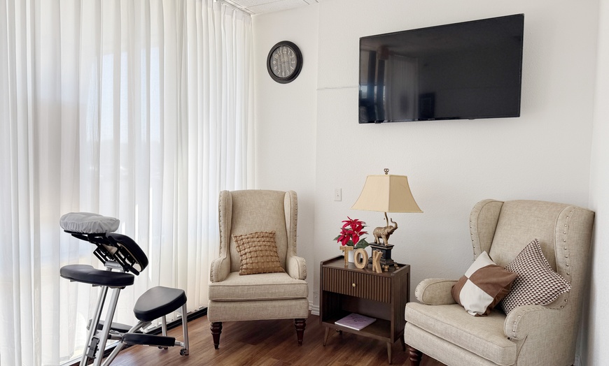 Image 3: 60-Min Foot Reflexology & Back Session w/ Foot Bath & Hot Stones