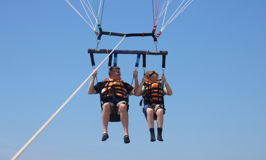 Image 5: Vuela alto: experiencia de parasailing para 2 o 4 personas 