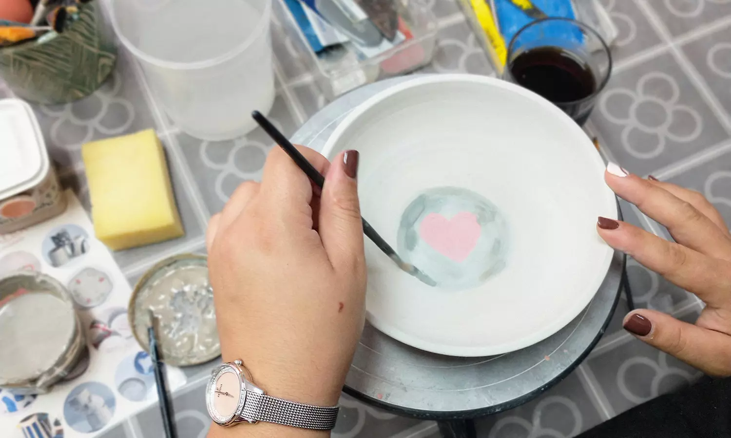 ¡Taller de pintura en cerámica con bebidas para 1 o 2 personas!