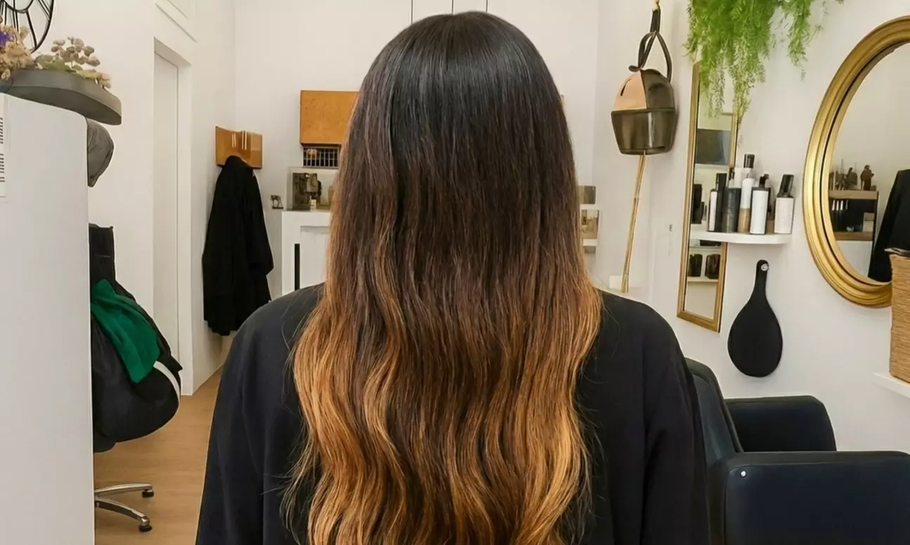 Peluquería con corte, color, mechas y tratamientos