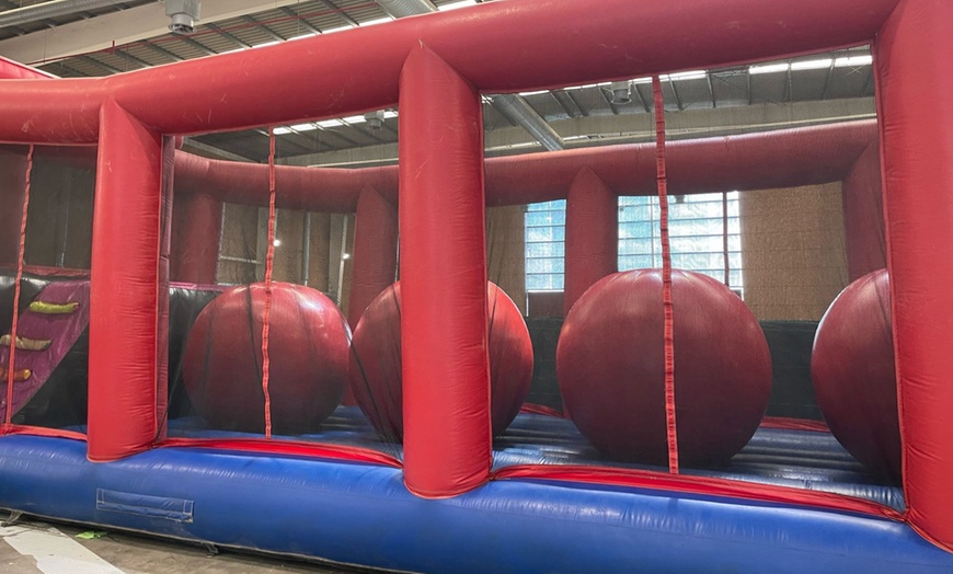 Image 16: Entrada al circuito de hinchables Crazy Warriors con opción de comida