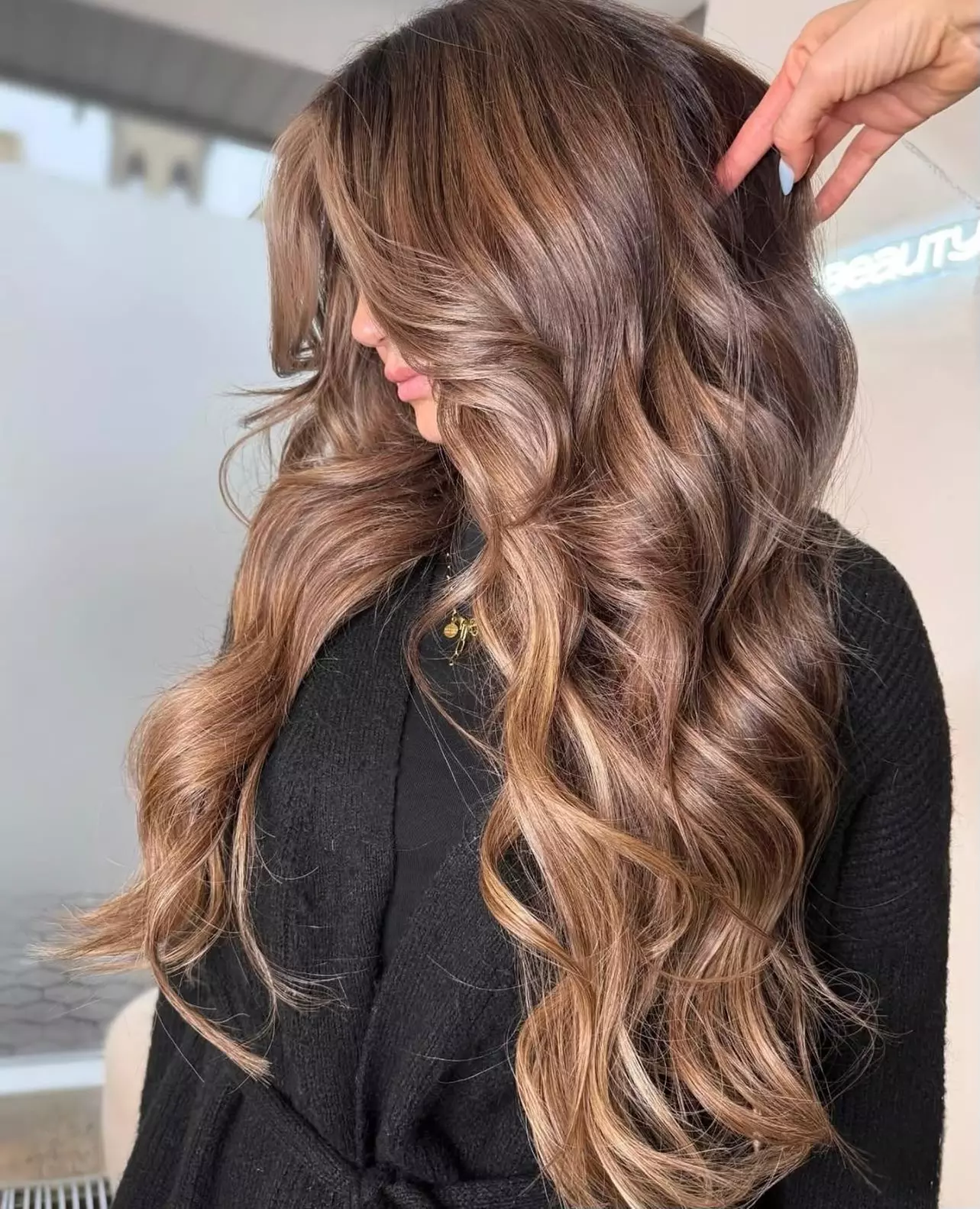 Damen-Haarschnitt inkl. Pflege für längere Haare, optional mit Ansatzfarbe und Glossing (bis zu 70% sparen) - Primary Image