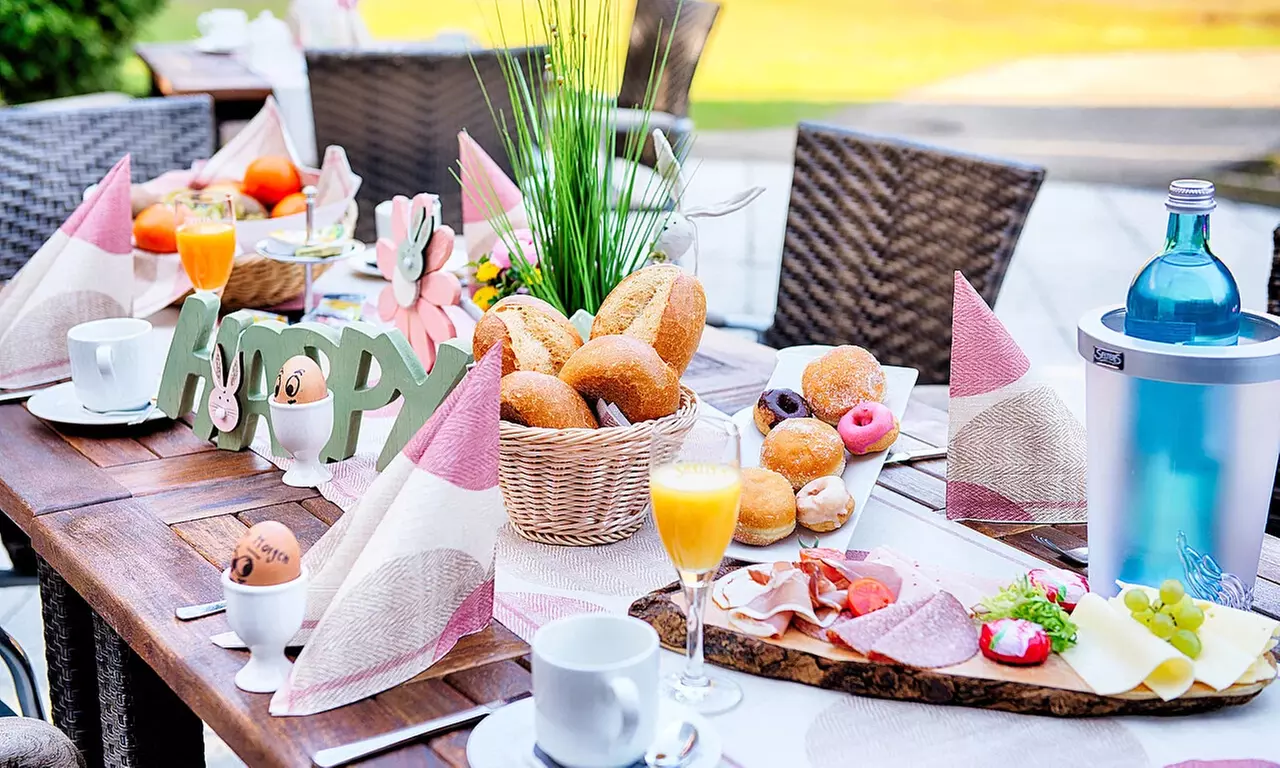 Starte entspannt in den Tag: Frühstücksbuffet mit großer Auswahl & Glas Sekt für 2 oder 4 Pers. (bis 42% sparen) - Primary Image