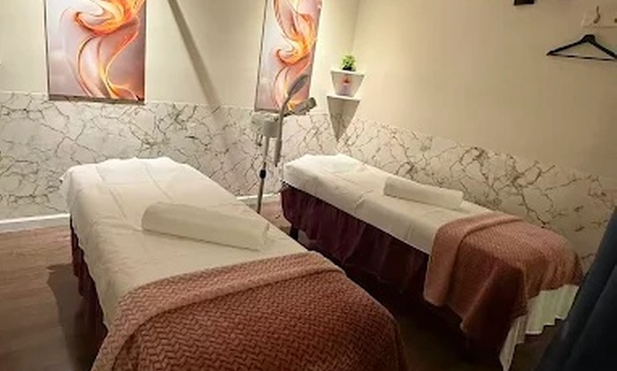 Image 2: Soothing Lavender Oil Massages for Deep Relaxation