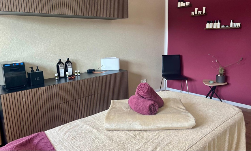 Image 3: 30-60 Min. Rücken- und Nackenmassage mit Aromaöl für 1 Dame